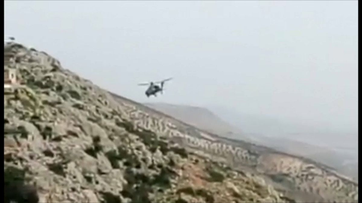 Ein türkischer Militärhubschrauber fliegt über Syrien.