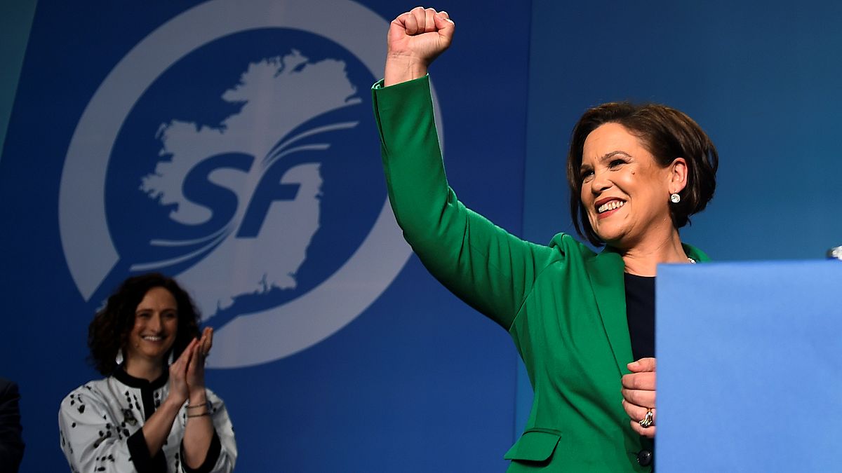 Mary Lou McDonald freut sich bei der Sinn-Féin-Parteikonferenz.