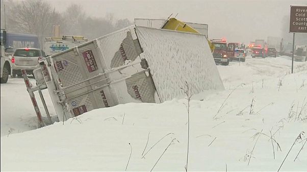 Ein Laster ist auf schneeglatter Fahrbahn umgekippt. Ein Laster ist auf schneeglatter Fahrbahn umgekippt.