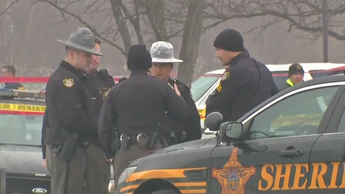Dos policías mueren tiroteados en Ohio