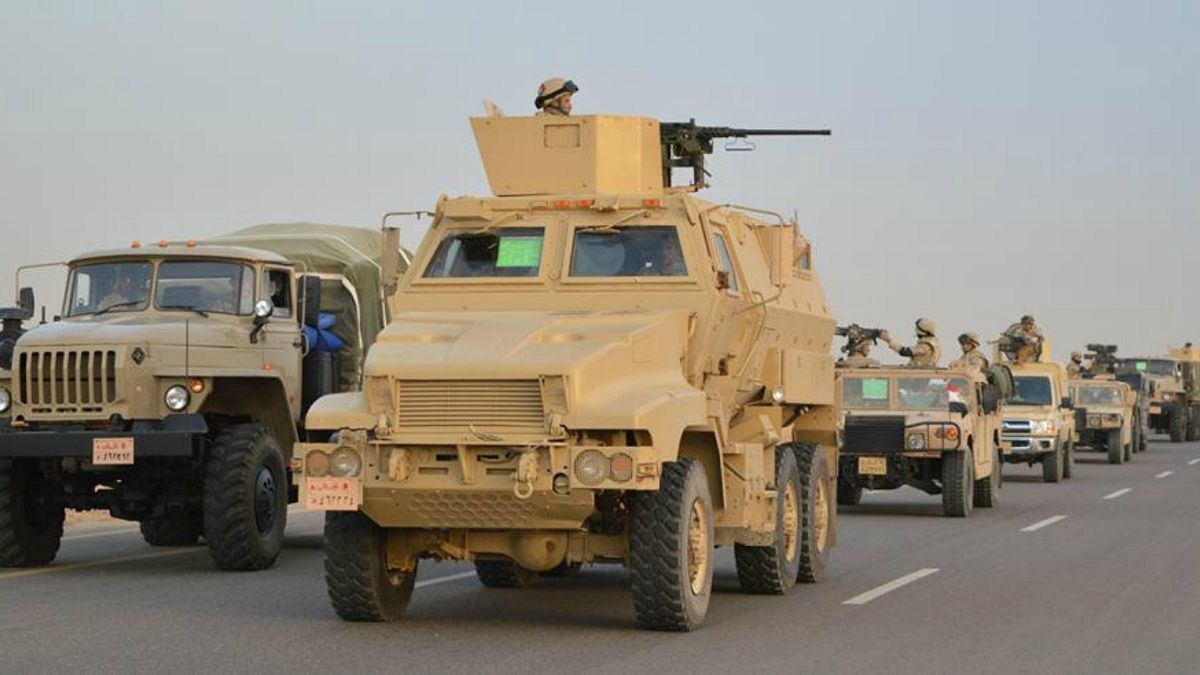 عربات مدرعة تابعة للجيش المصري على طريق سريع مؤدي إلى شمال سيناء 
