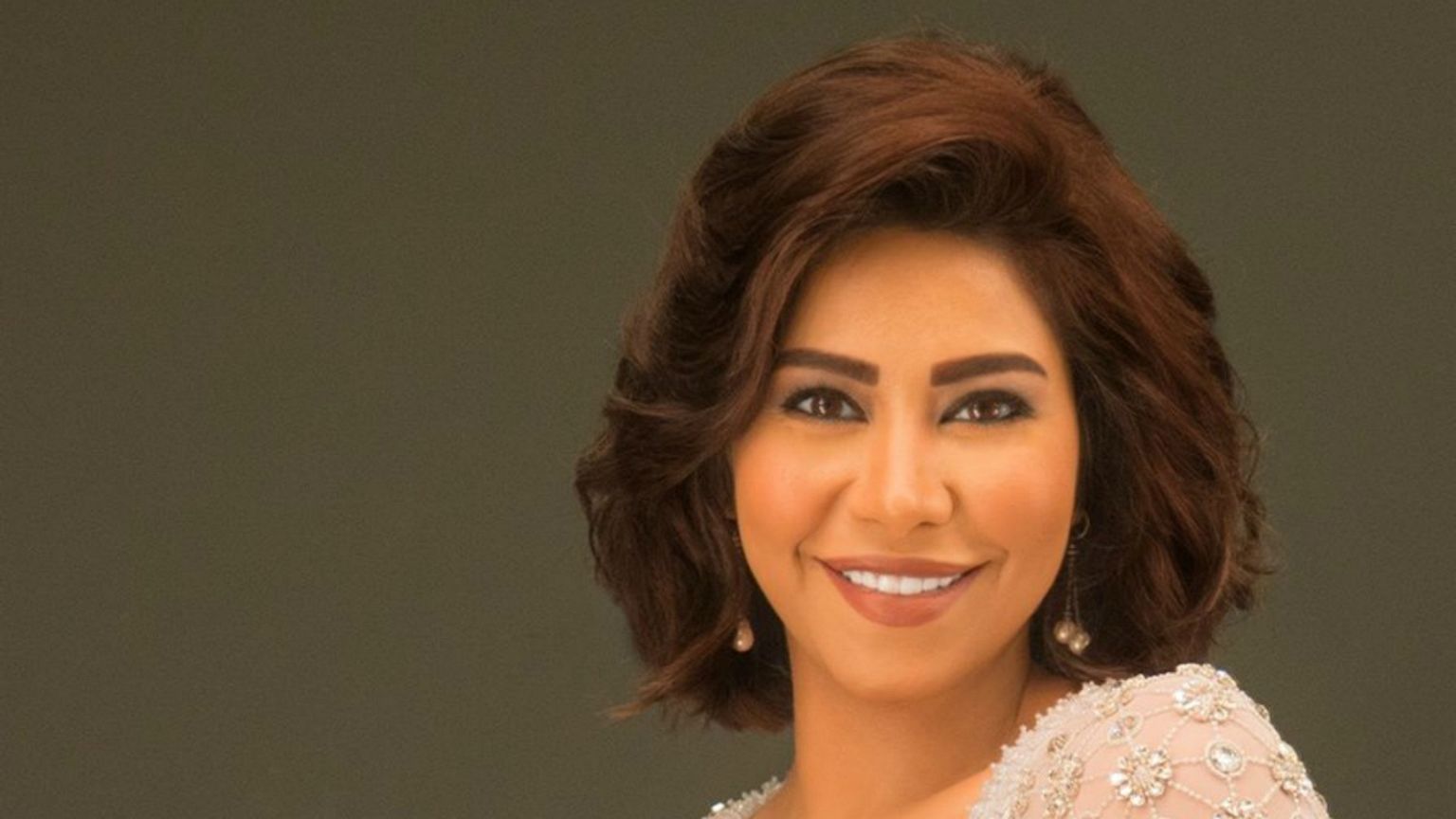 شاهد: شيرين عبد الوهاب تركل رجل أمن أثناء حفل بالسويد
