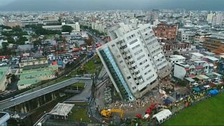 Число жертв землетрясения на Тайване растет