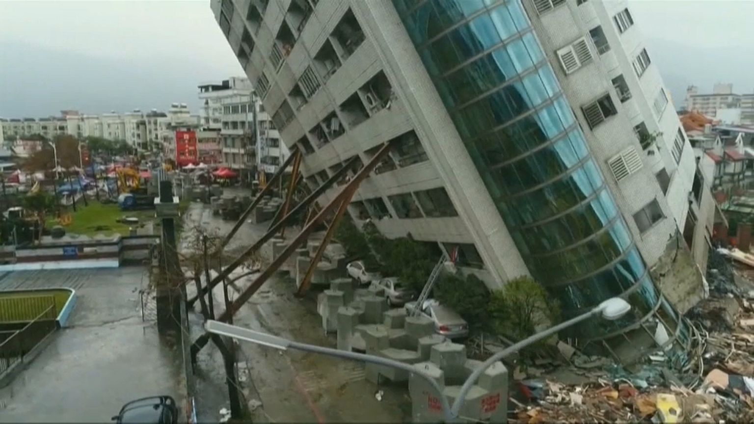 Cresce il numero delle vittime del sisma a Taiwan