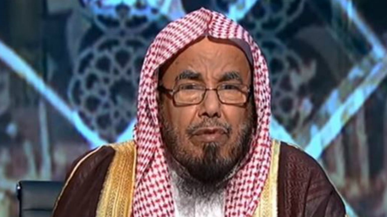 شيخ سعودي يصدر بياناً لتوضيح حقيقة فتواه بشأن جواز تخلي المرأة عن العباءة