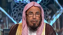 شيخ سعودي يصدر بياناً لتوضيح حقيقة فتواه بشأن جواز تخلي المرأة عن العباءة