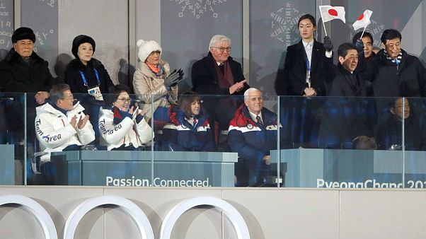 Kim Yo Jong a escassos metros de Mike Pense e de Shinzo Abe Kim Yo Jong a escassos metros de Mike Pense e de Shinzo Abe