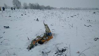 حطام طائرة تابعة لشركة الروسية "ساراتوف" للطيران سقطت في منطقة موسكو