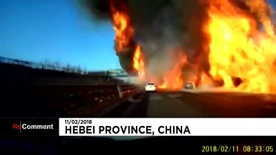 Китай: на трассе загорелся грузовик с сжиженным газом