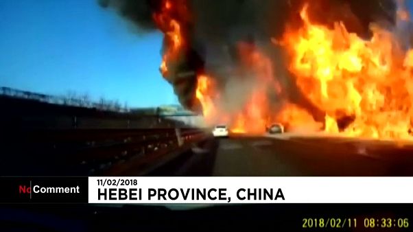 Mur de feu sur une autoroute en Chine Mur de feu sur une autoroute en Chine
