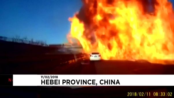 Çin'de gaz yüklü tanker otoyolda dehşet saçtı Çin'de gaz yüklü tanker otoyolda dehşet saçtı
