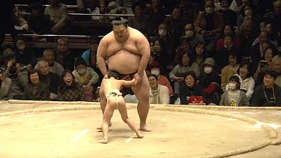 Luchadores contra aprendices de sumo en un acto solidario