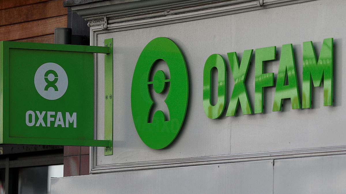 Oxfam-Logo über Laden in London.
