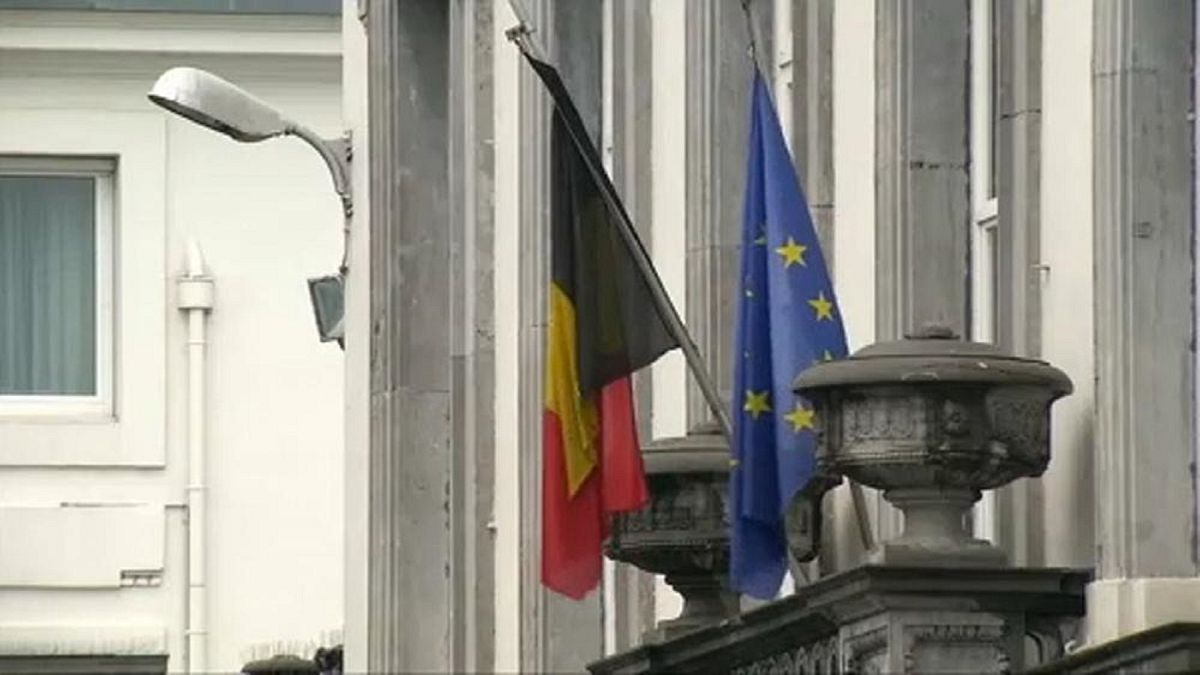 علم الاتحاد الأوروبي (يمين) وعلم بلجيكا