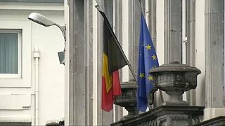 علم الاتحاد الأوروبي (يمين) وعلم بلجيكا