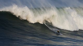 Portekiz’de sörfçüler hırçın dalgalarla boğuştu