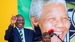 Südafrikas Vizepräsident Cyril Ramaphosa vor einem Mandela-Portrait.