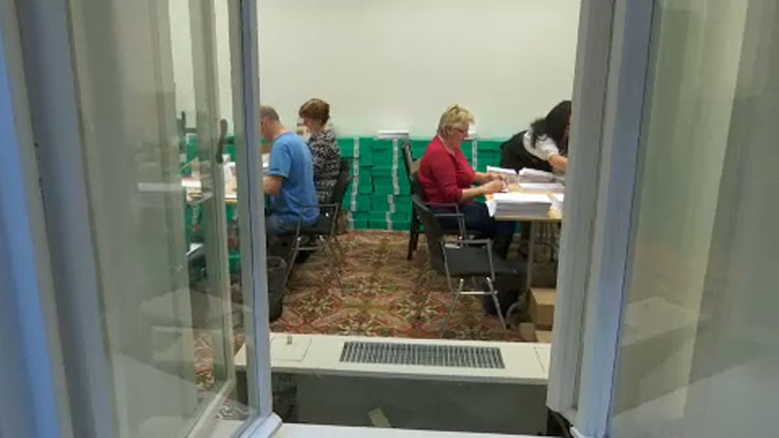 Diszkriminatív, hogy nem minden külföldön élő magyar szavazhat levélben