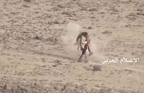 شاهد .. مقاتل يمني يحمل زميله المصاب وسط وابل من الرصاص