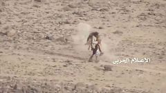 شاهد .. مقاتل يمني يحمل زميله المصاب وسط وابل من الرصاص