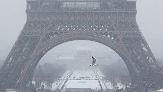 Aus dem Weltall: Verschneites Paris