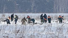 Сотрудники МЧС на месте катастрофы