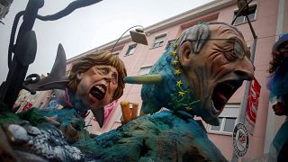 Merkel e Trump em destaque no Carnaval de Torres