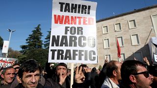Protesto contra ex-ministro albanês acusado de tráfico de droga