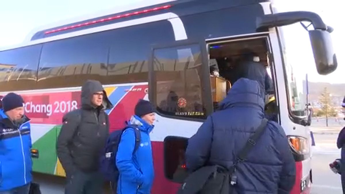 Fázós utasok várnak az olimpiai buszokra