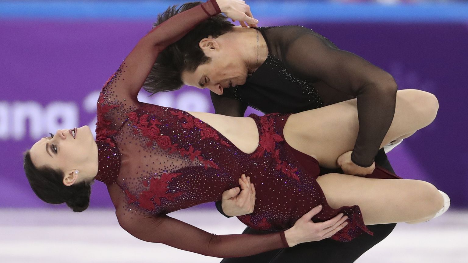 Tessa Virtue e Scott Moir durante a rotina que valeu ouro ao Canadá