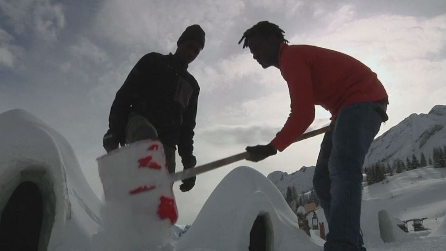 I migranti aiutano a costruire l'Igloo Village: "Buon punto di partenza per l'integrazione"