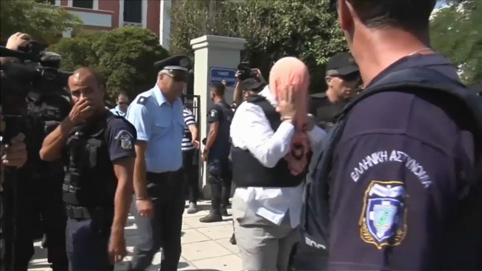 Yunanistan'da sığınmacı askerlere tutuklama kararı kaldırıldı