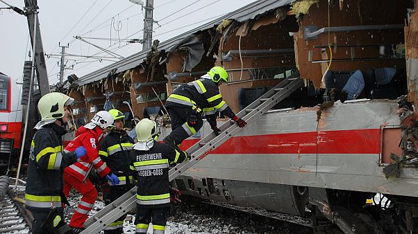 Αυστρία: Δυστύχημα με σύγκρουση επιβατικών τρένων Αυστρία: Δυστύχημα με σύγκρουση επιβατικών τρένων