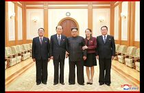 Kim Jong-un con su hermana y miembros de la delegación norcoreana