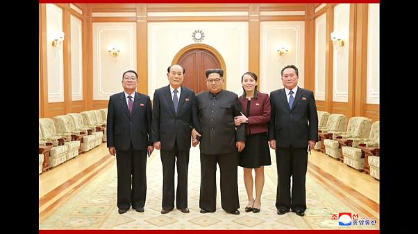 Kim Jong-un con su hermana y miembros de la delegación norcoreana Kim Jong-un con su hermana y miembros de la delegación norcoreana