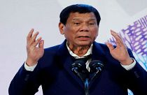 الرئيس الفلبيني يطلب من جيشه إطلاق النار بين أفخاذ المتمردات