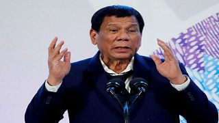 الرئيس الفلبيني يطلب من جيشه إطلاق النار بين أفخاذ المتمردات