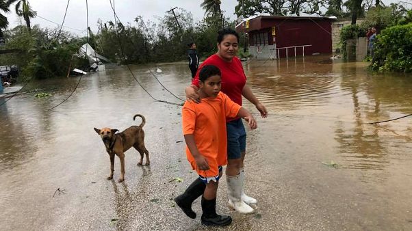 Una mujer y su hijo en Nuku'alofa, la capital de Tonga Una mujer y su hijo en Nuku'alofa, la capital de Tonga