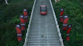 Βίντεο: Ένα Land Rover ανέβηκε 999 σκαλιά!