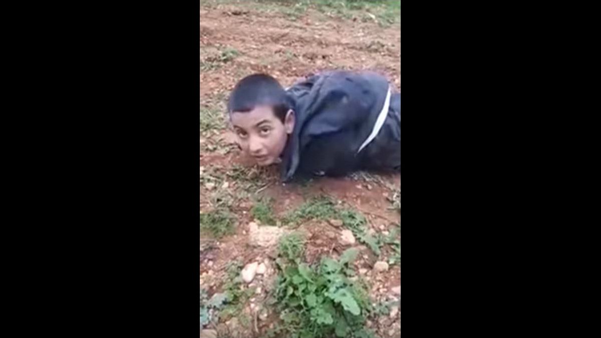 شاهد: داعشي صغير على الأرض يسأل "تريد أن تقتلني؟"