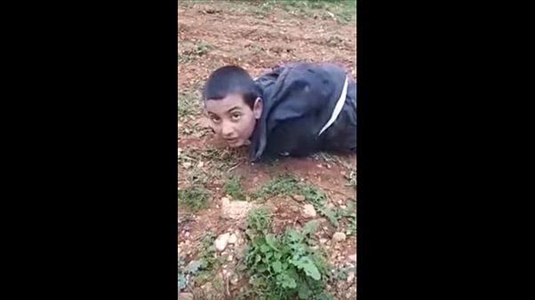 شاهد: داعشي صغير على الأرض يسأل "تريد أن تقتلني؟" شاهد: داعشي صغير على الأرض يسأل "تريد أن تقتلني؟"