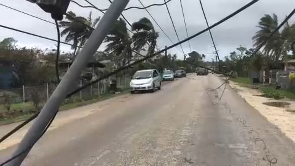 Indul a segítség a ciklon sújtotta Tongára