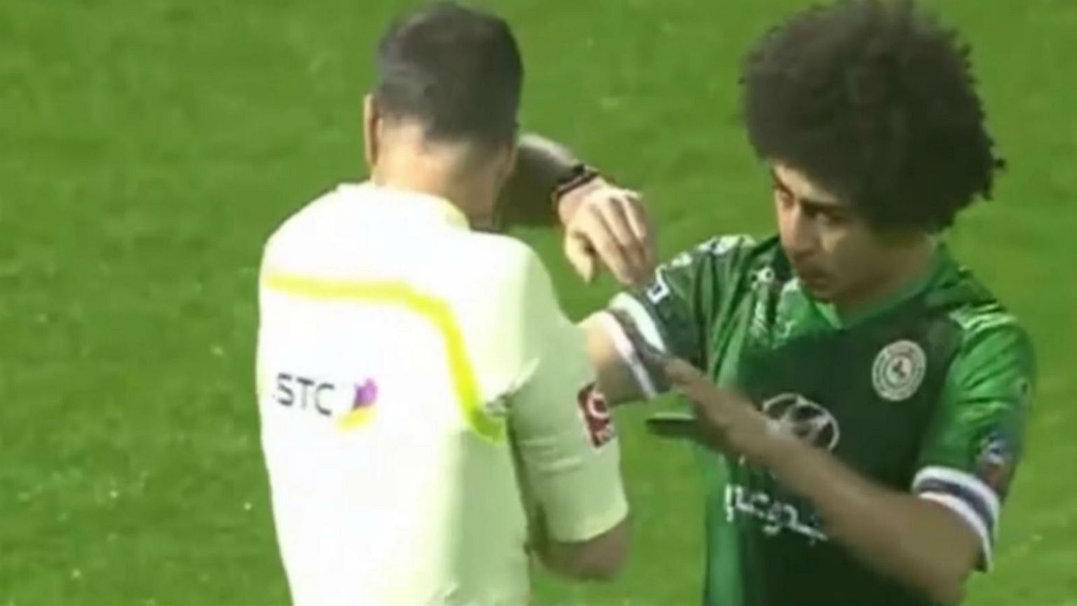 شاهد.. اللاعب المصري حسين السيد يرمي زجاجة بوجه الحكم!