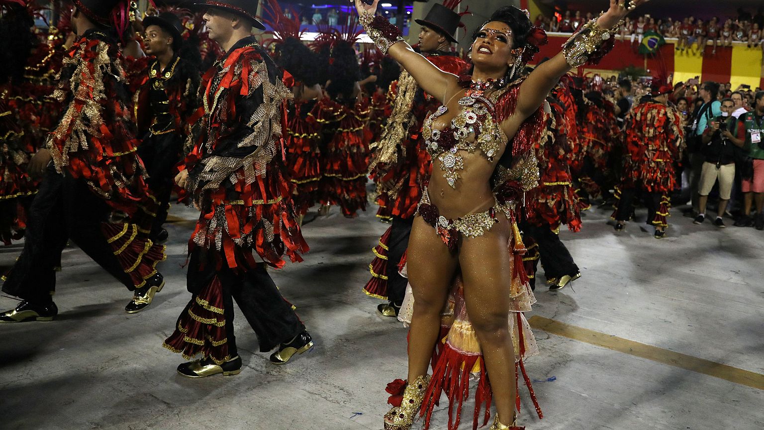 Terminam os desfiles no Sambódromo