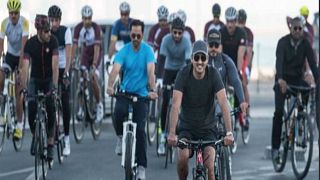 شاهد.. أمير قطر يركب دراجة هوائية ويتجول في شوارع الدوحة