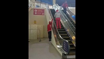 طريقة جديدة لصعود السلالم المتحركة