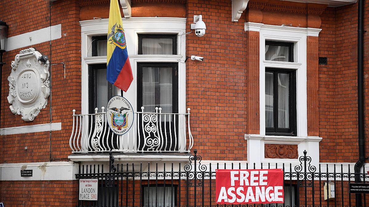 Justiça britânica mantém mandado de detenção contra Assange