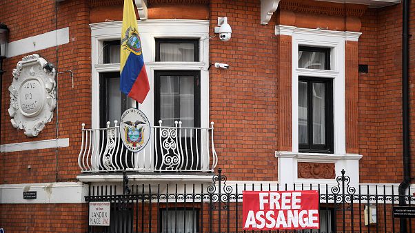 Justiça britânica mantém mandado de detenção contra Assange Justiça britânica mantém mandado de detenção contra Assange