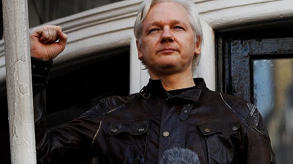 La justice britannique maintient le mandat d'arrêt de Julian Assange La justice britannique maintient le mandat d'arrêt de Julian Assange