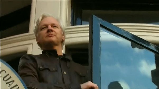 Wikileaks: Julian Assange, arresto confermato Wikileaks: Julian Assange, arresto confermato